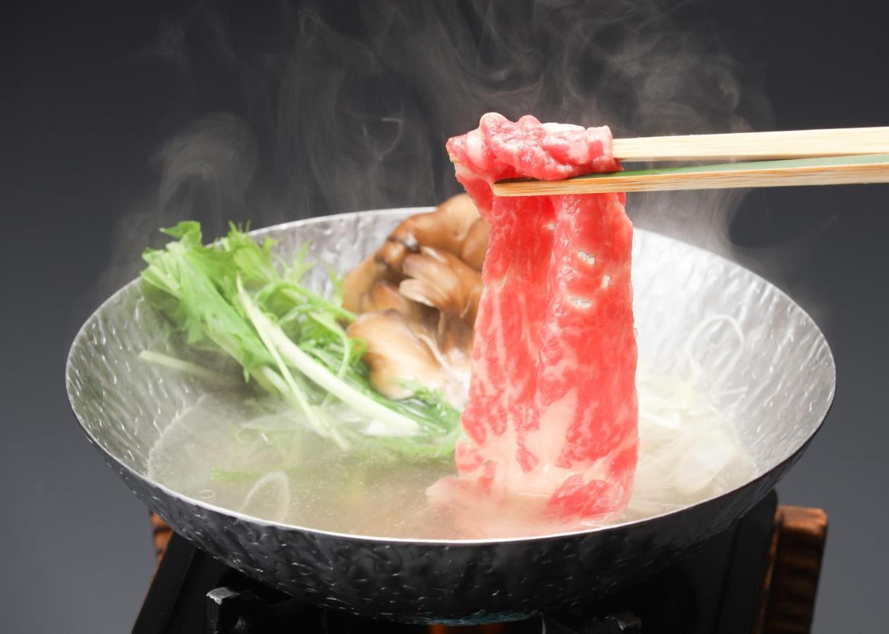 Suimeikan Gero Esterno foto A piece of Kobe beef being cooked in a pot
