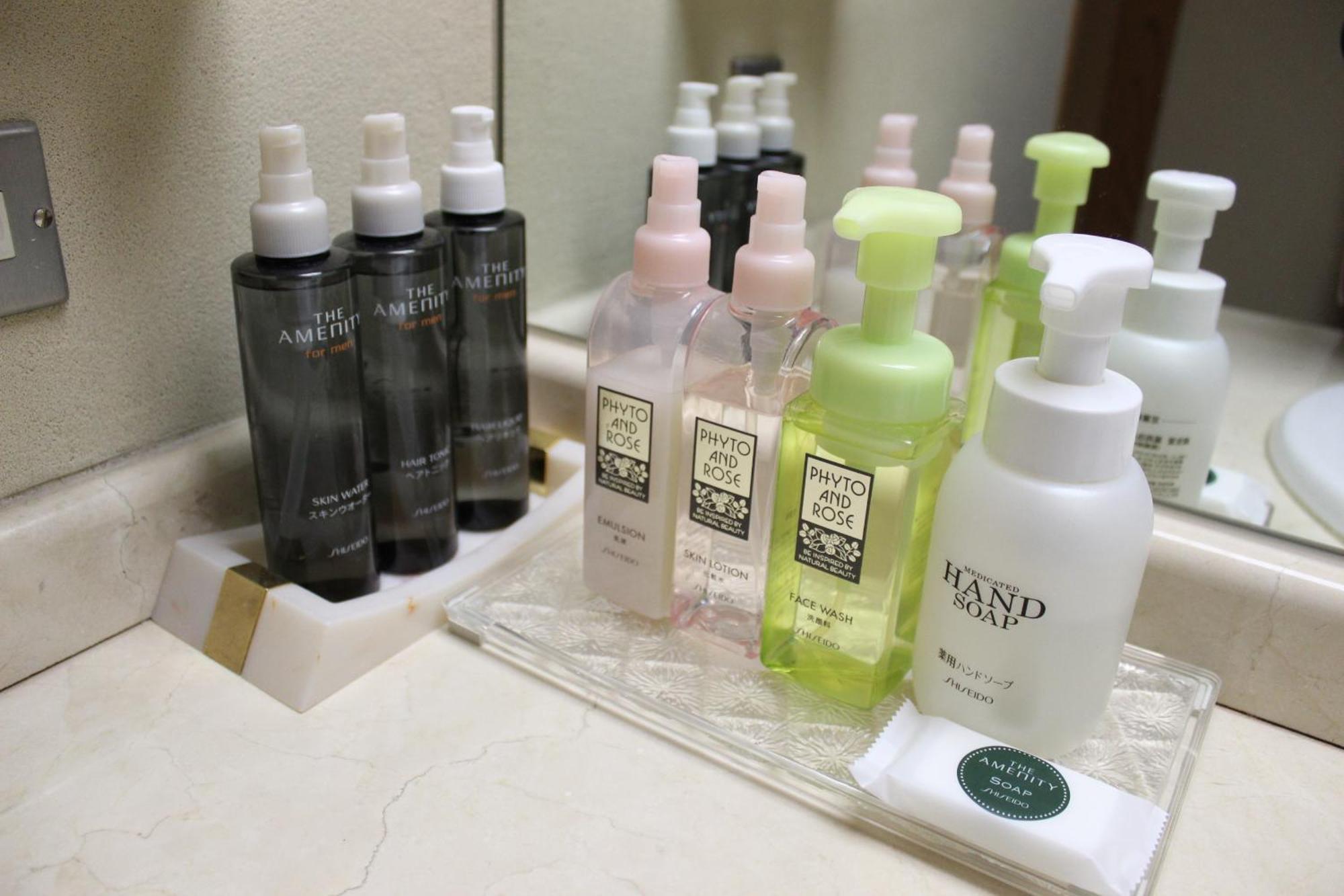 Suimeikan Gero Camera foto A selection of toiletries in a hotel bathroom
