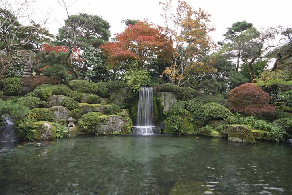 Suimeikan Gero Esterno foto A waterfall in the garden